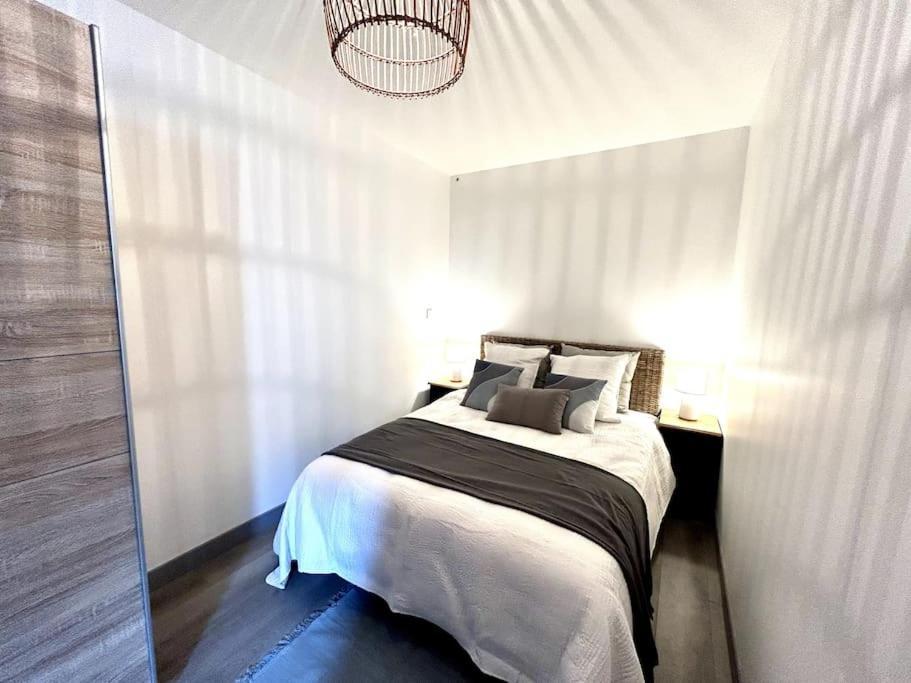Cote Cour - Appartement En Plein Centre-Ville & Proche Des Thermes Rochefort  Luaran gambar